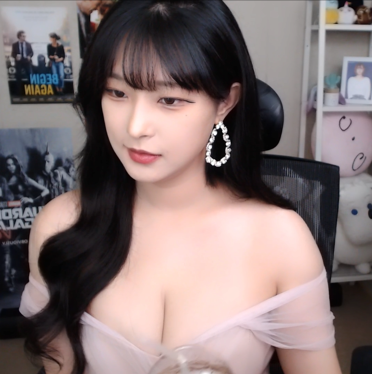 Pink off-shoulder dress, Kim Gap-joo's shocking exposure