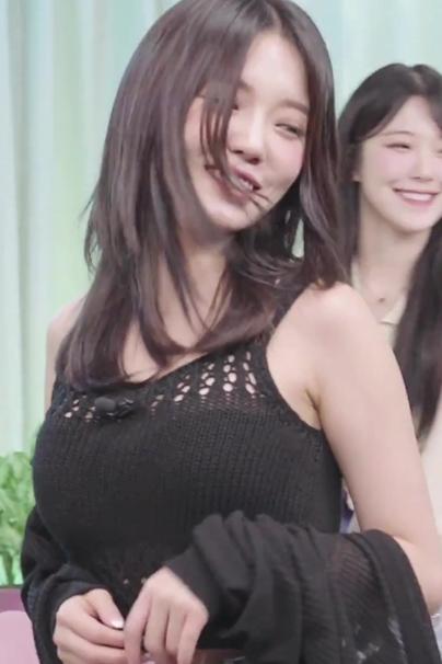 Fromis_9 Noh Jisun with good posture knitwear sleeveless