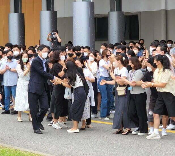 Lee Jaeyong is so popular with female employees.jpg