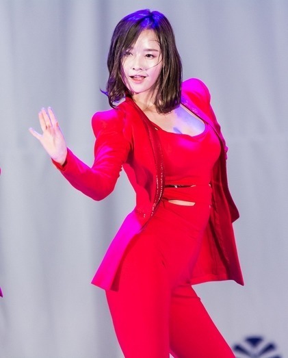 "Dalshabet's Woohee JPGIF said it was hard to perform because of hyperhidrosis."