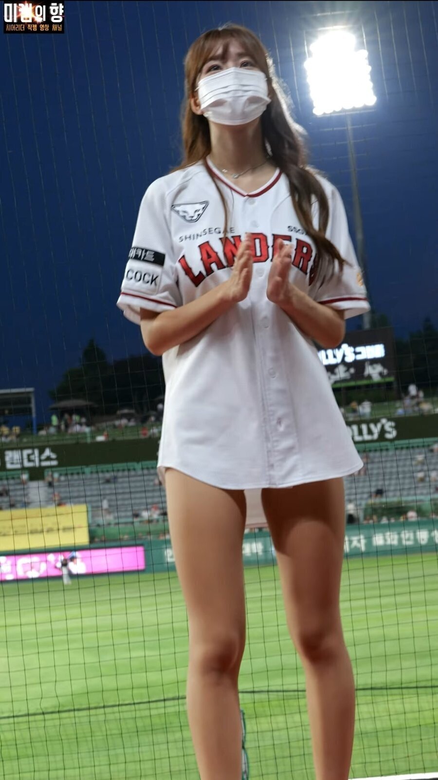 Kim Do-ah's cheerleading bottoms are missing