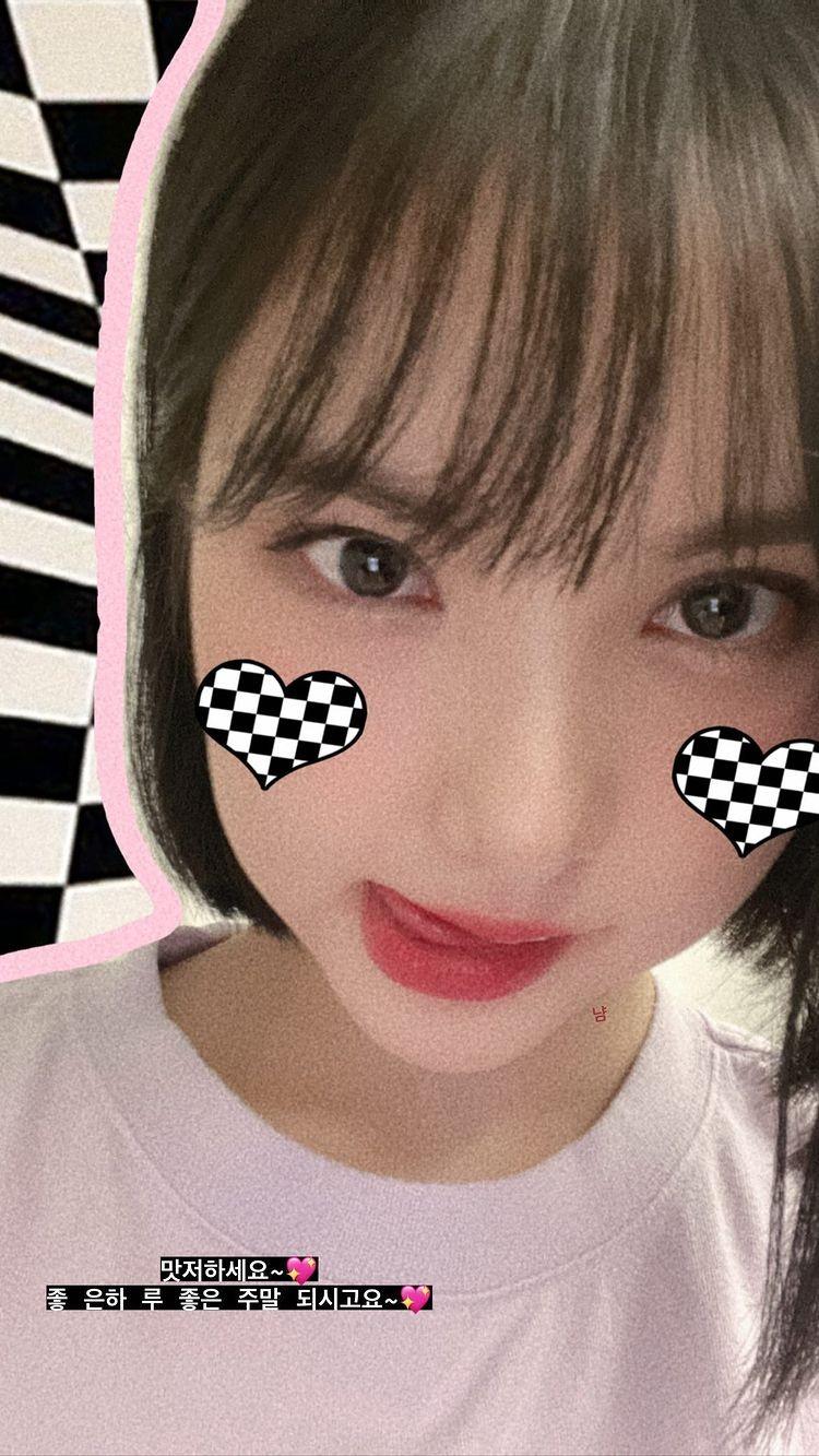 Eunha's 4-cut selfie