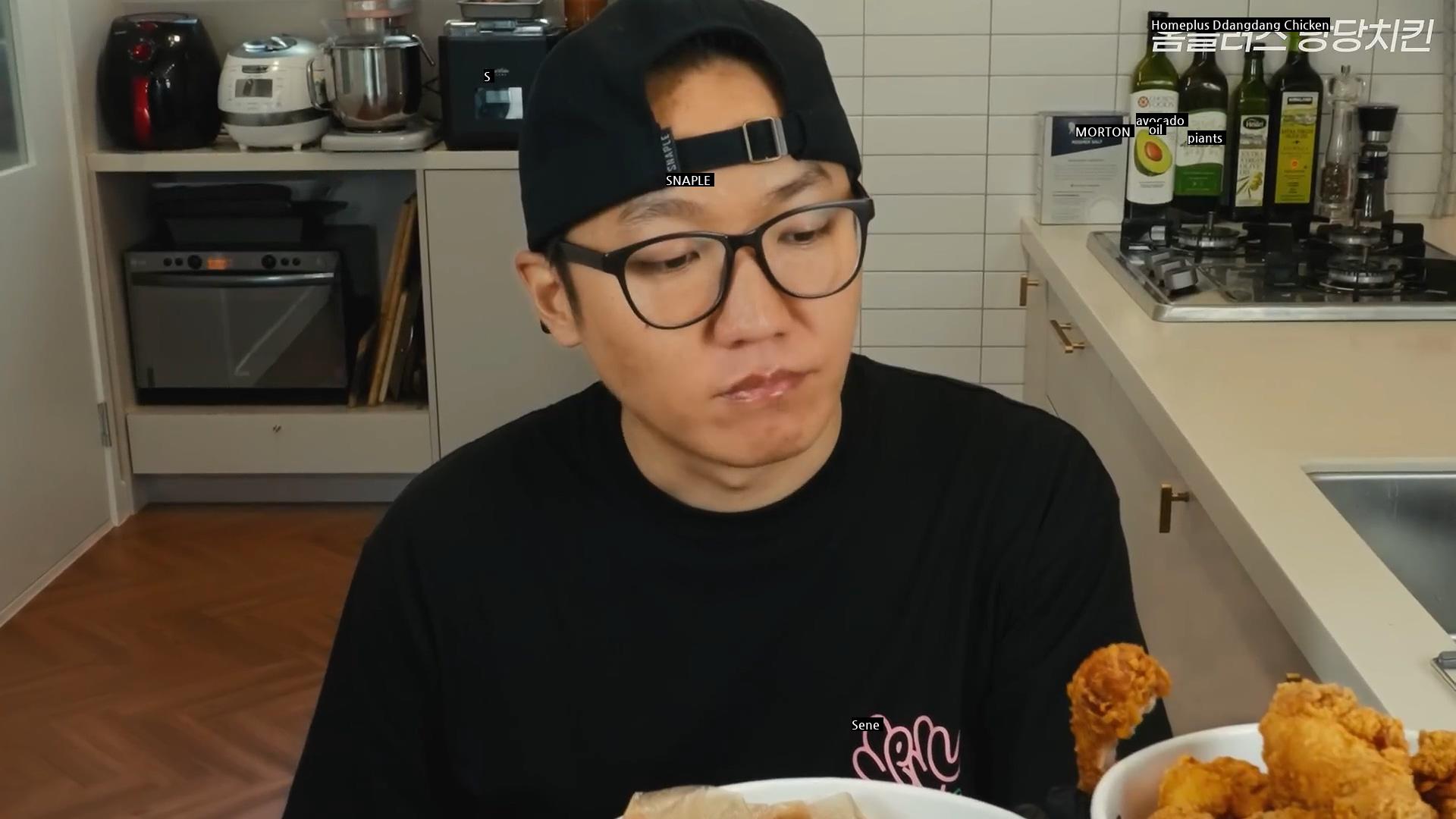 A YouTuber who gets criticized for saying that mart chicken tastes worse than Pcha chicken