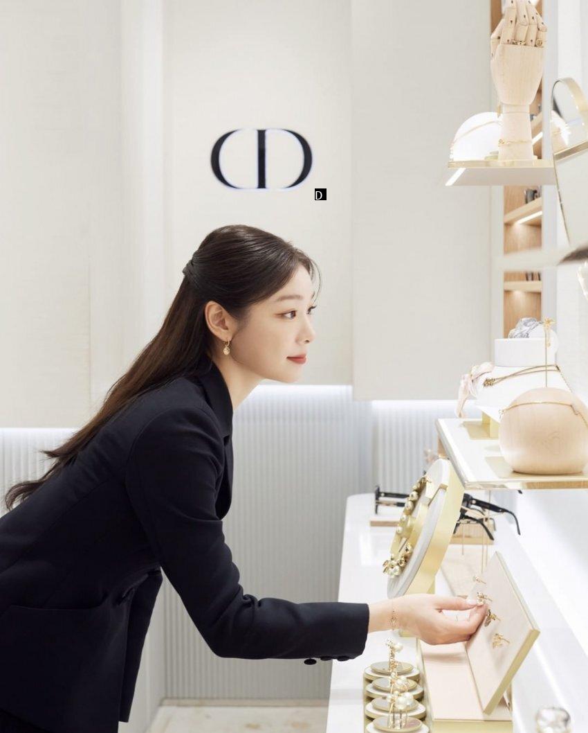 Kim Yeon-ah Gangnam Shinsegae Department Store Dior Photo jpg