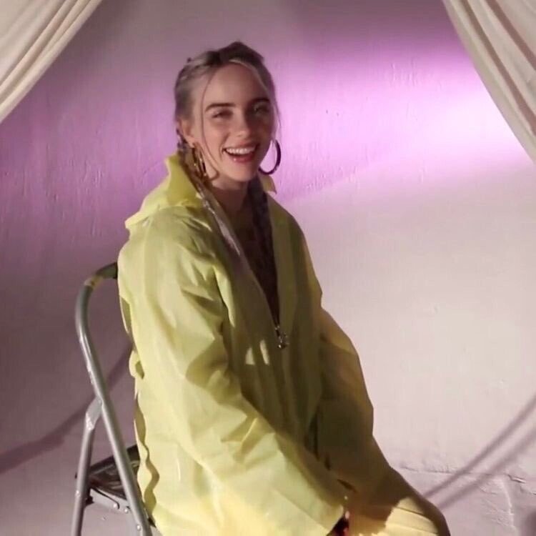 Billie Eilish, shaking