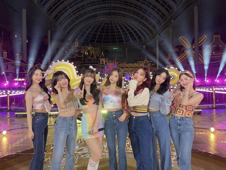 OH MY GIRL performed at the closed Lotte World