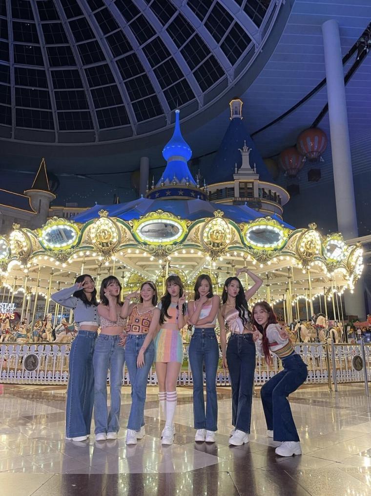 OH MY GIRL performed at the closed Lotte World