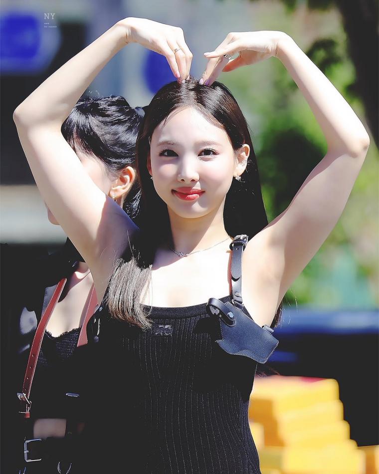 TWICE NAYEON.jpg