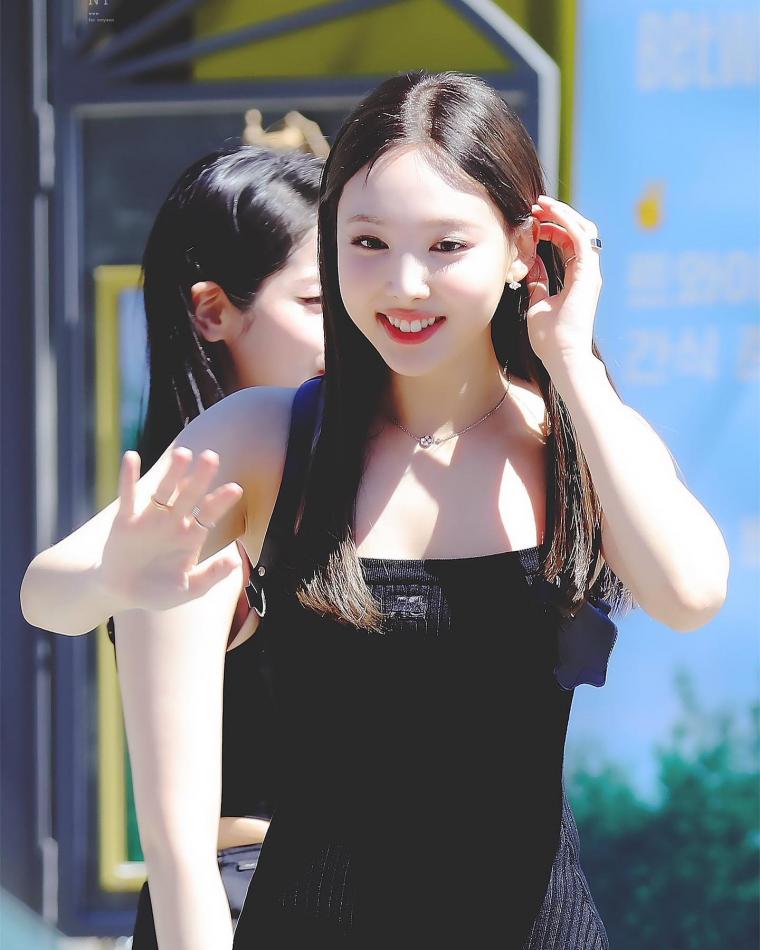 TWICE NAYEON.jpg