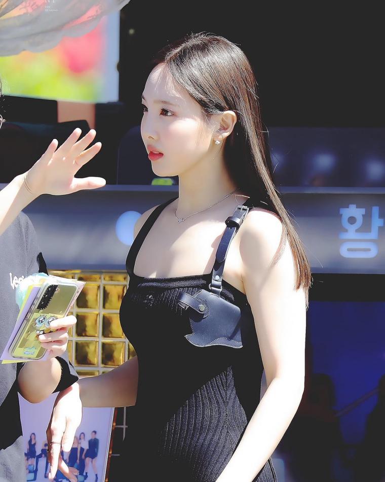 TWICE NAYEON.jpg