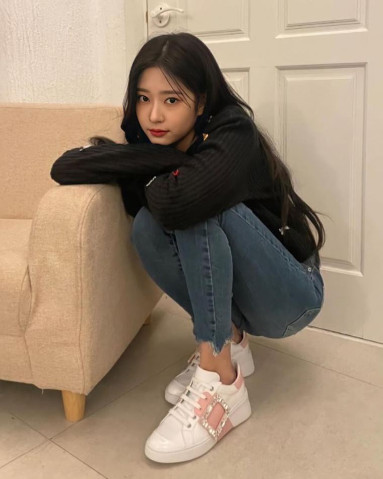 Long legs Kim Minju jeans fit