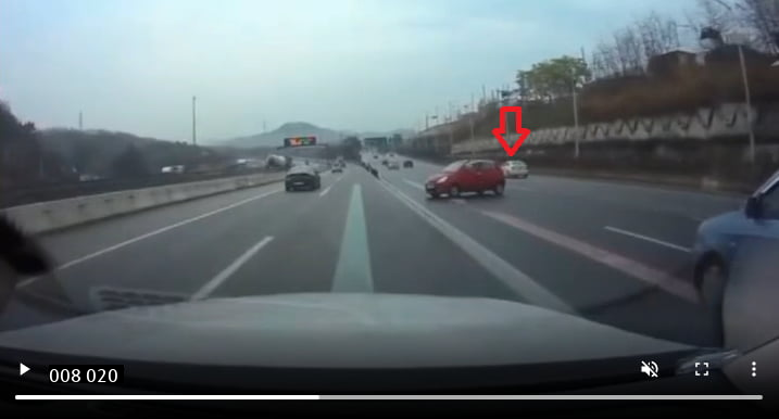 (SOUND)Change the lane below. The white car next to Red Matiz is the culprit
