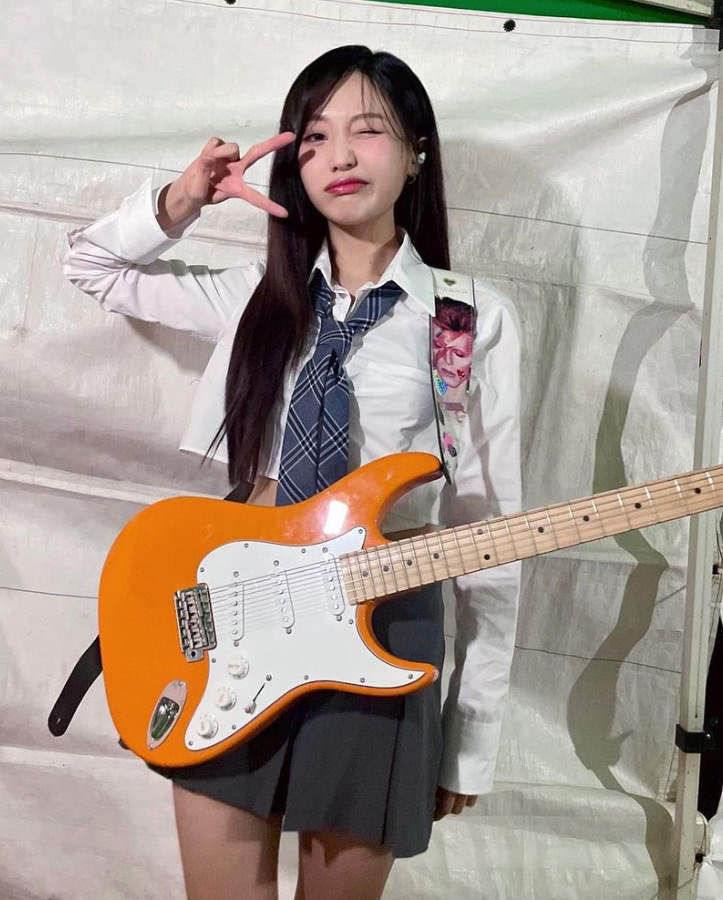 LOVELYZ's Ryu Su-Jeong sings while playing the electric guitar at the university event