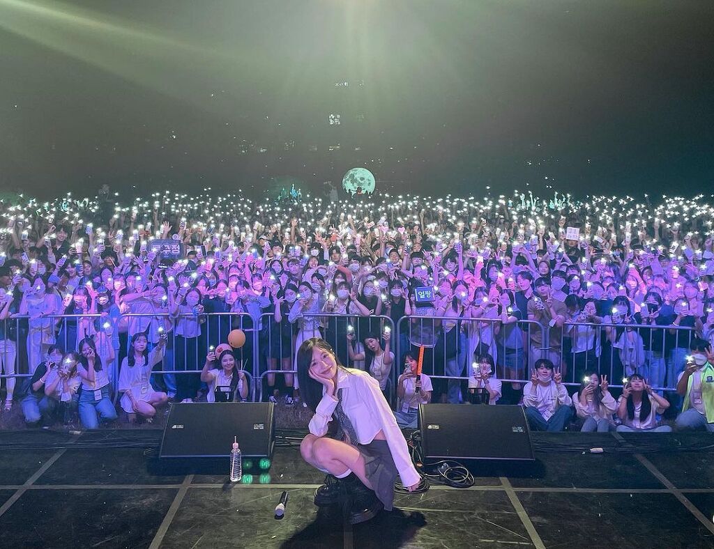 LOVELYZ's Ryu Su-Jeong sings while playing the electric guitar at the university event