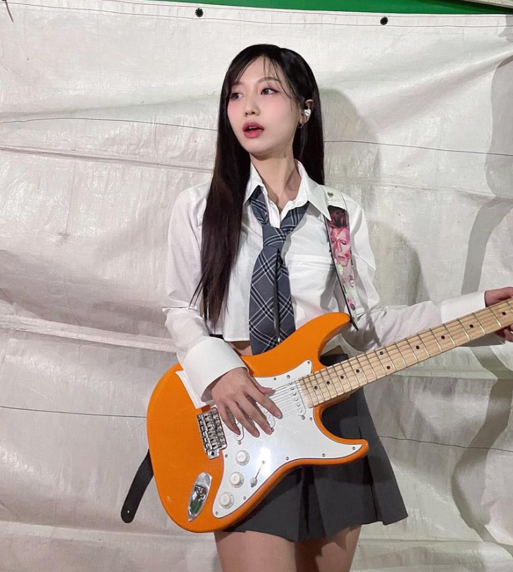 LOVELYZ's Ryu Su-Jeong sings while playing the electric guitar at the university event