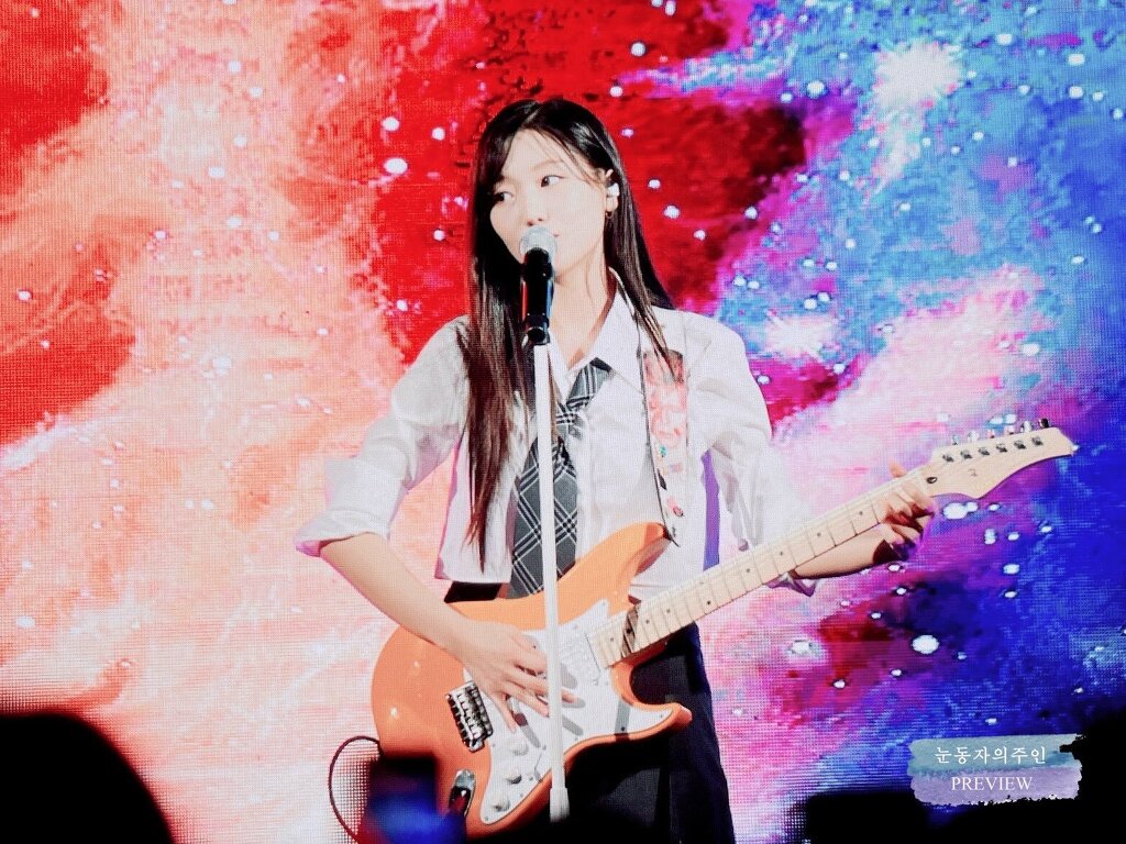 LOVELYZ's Ryu Su-Jeong sings while playing the electric guitar at the university event