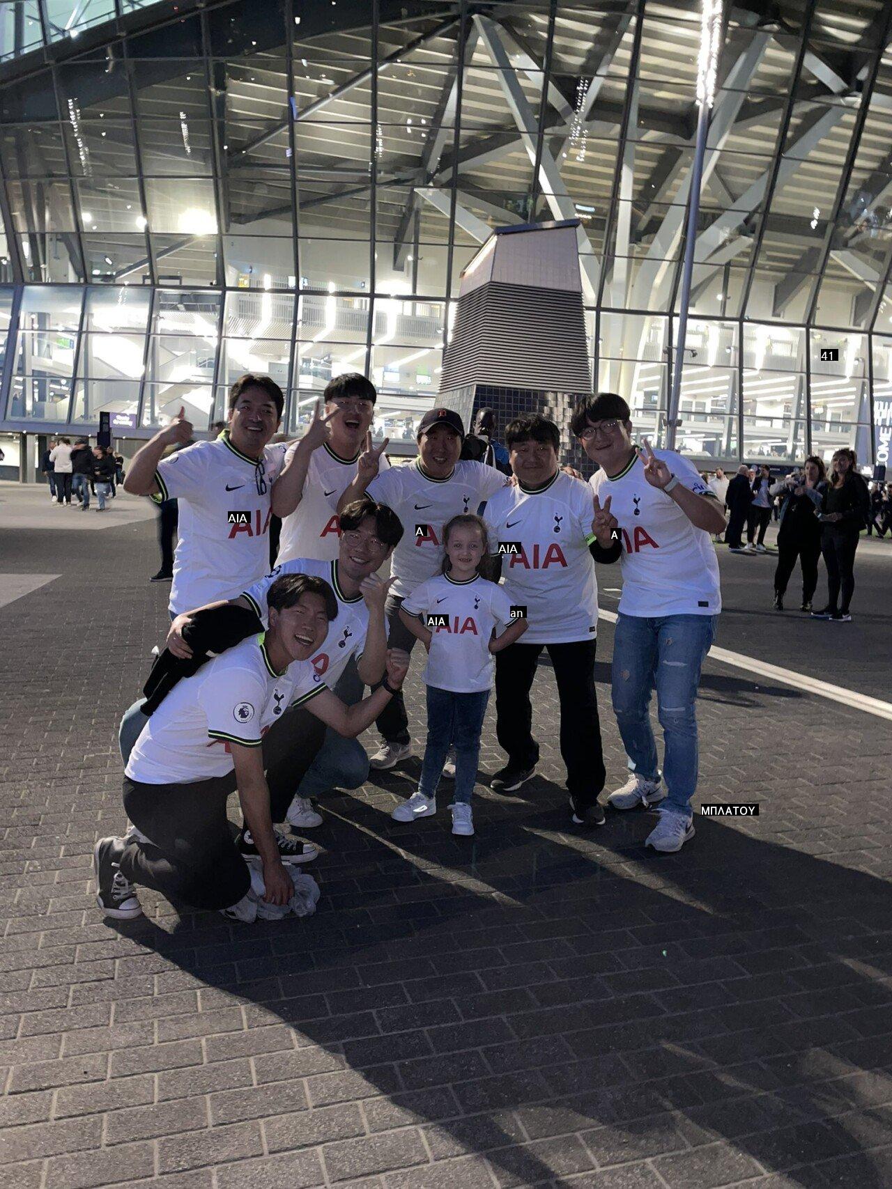 Son Heung-min's waving baby Korean fans