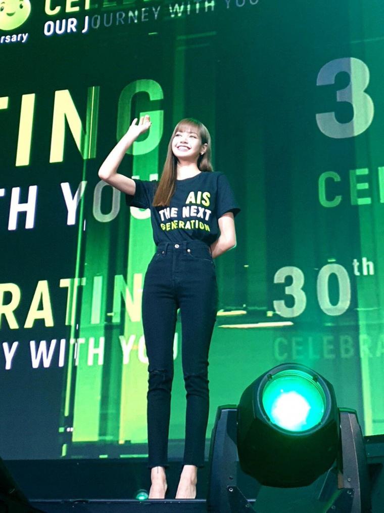 LISA of BLACKPINK with good proportions