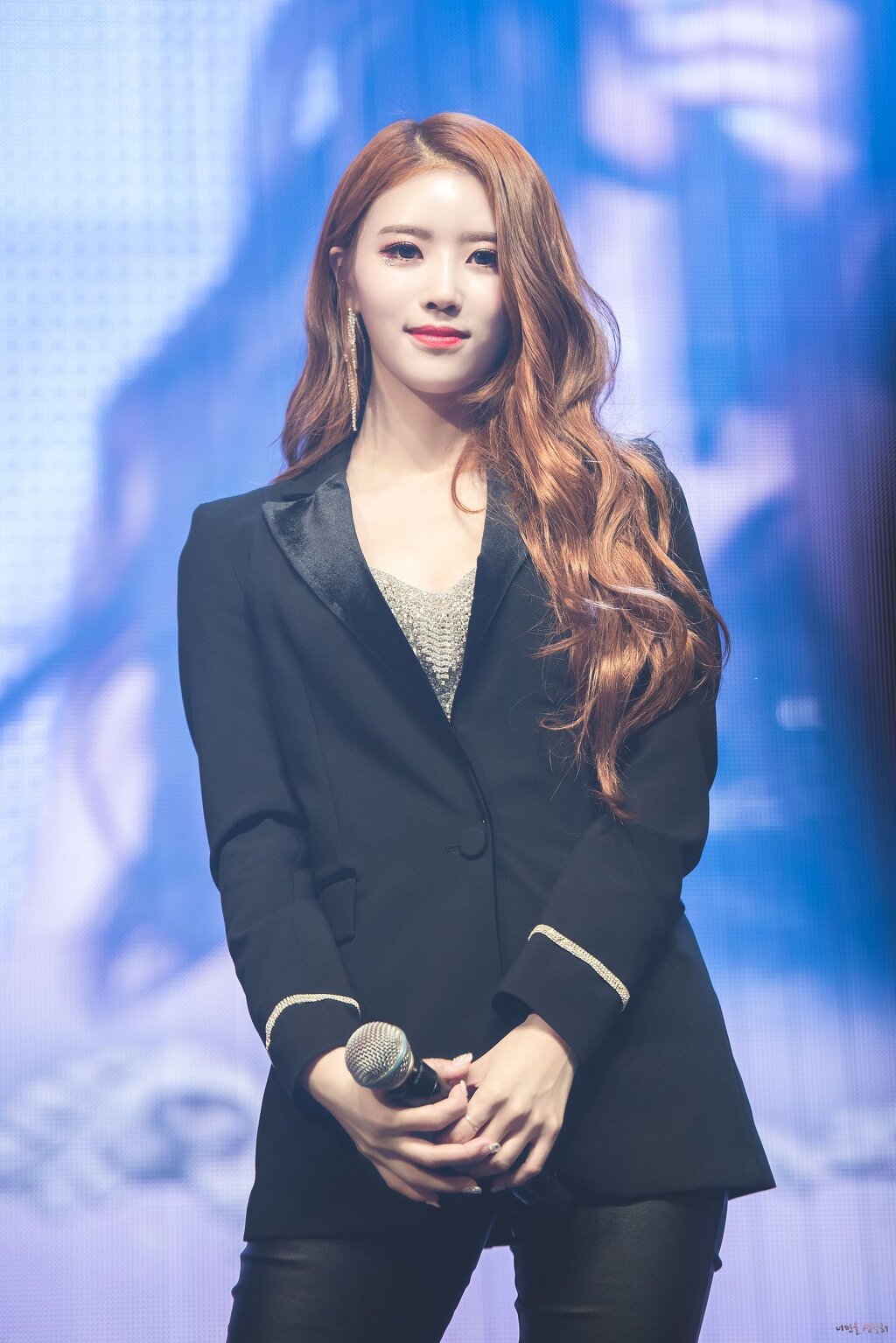 Mi-Joo of Lovelyz in semi-suits