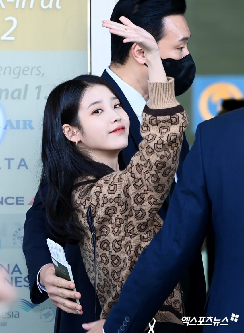 220922 IU Airport Fashion