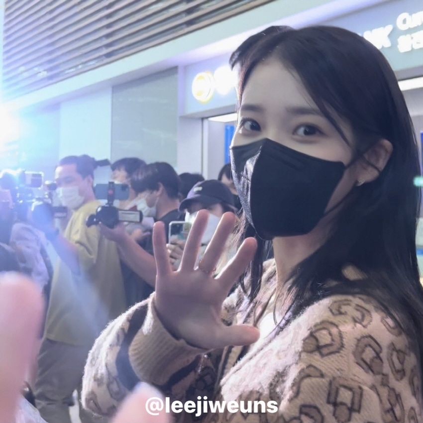 220922 IU Airport Fashion