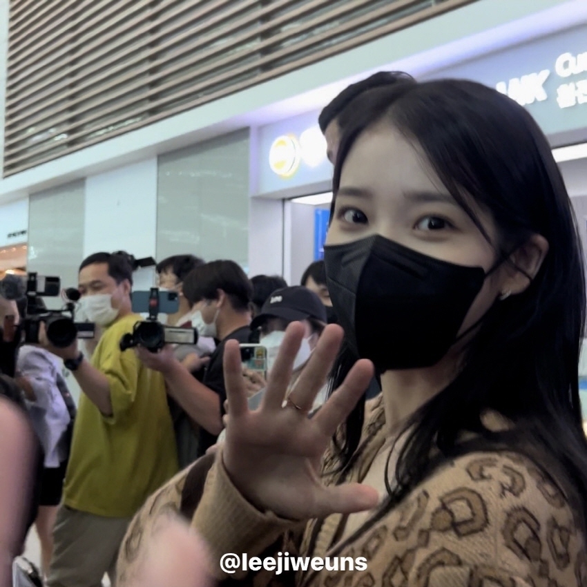 220922 IU Airport Fashion