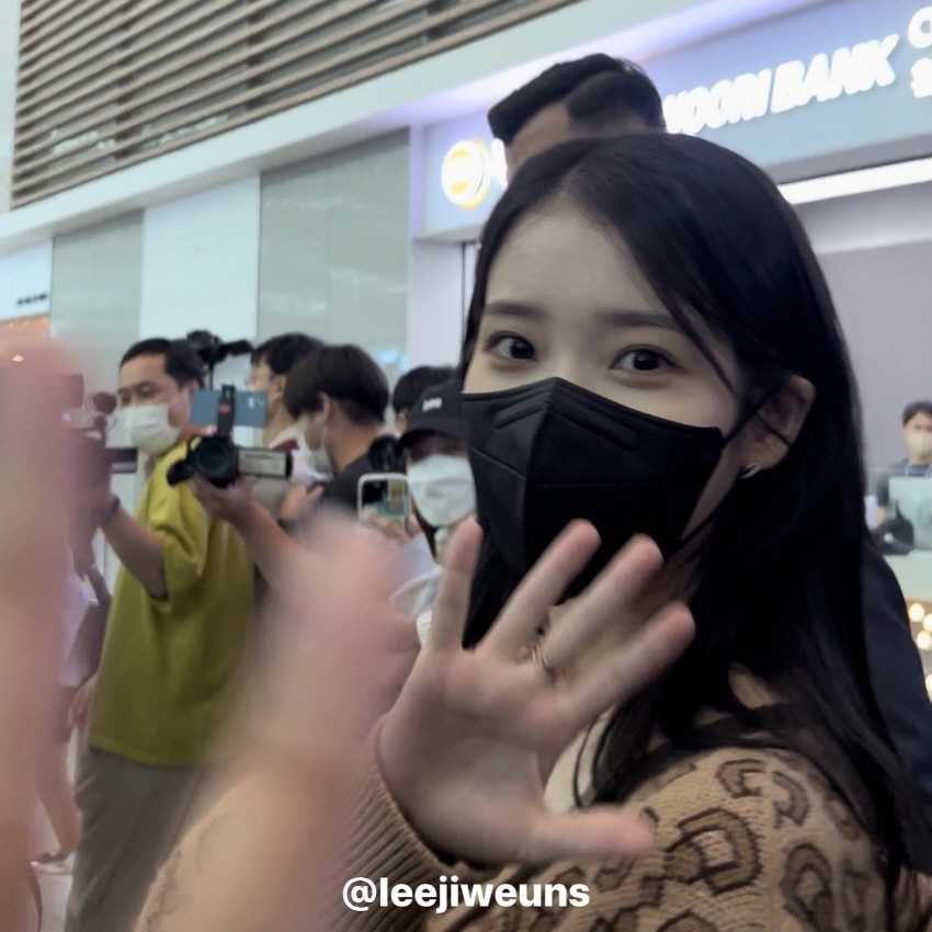 220922 IU Airport Fashion