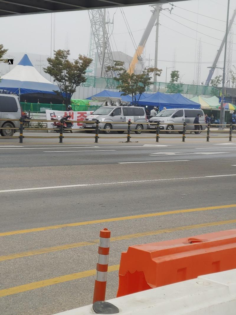 Street vendors in front of Samsung!