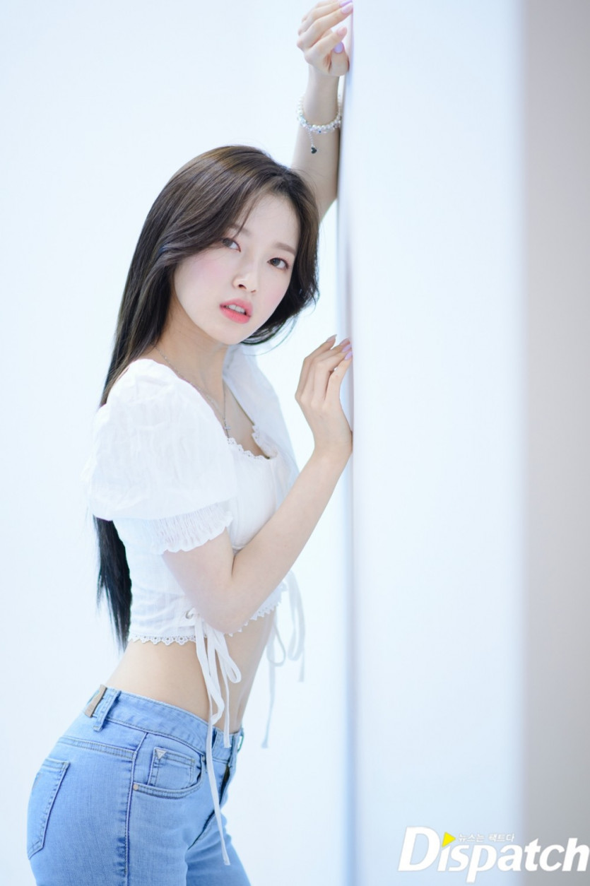 OH MY GIRL ARIN with great waistline and pelvis