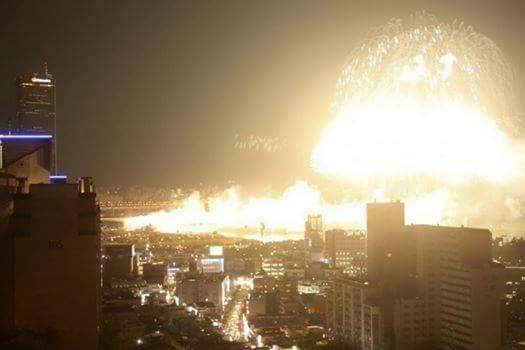 A picture that comes to mind when you think of fireworks in Yeouido
