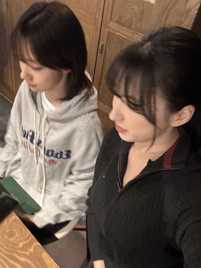 WJSN's Eunseo and Yeoreum at WJSN's restaurant