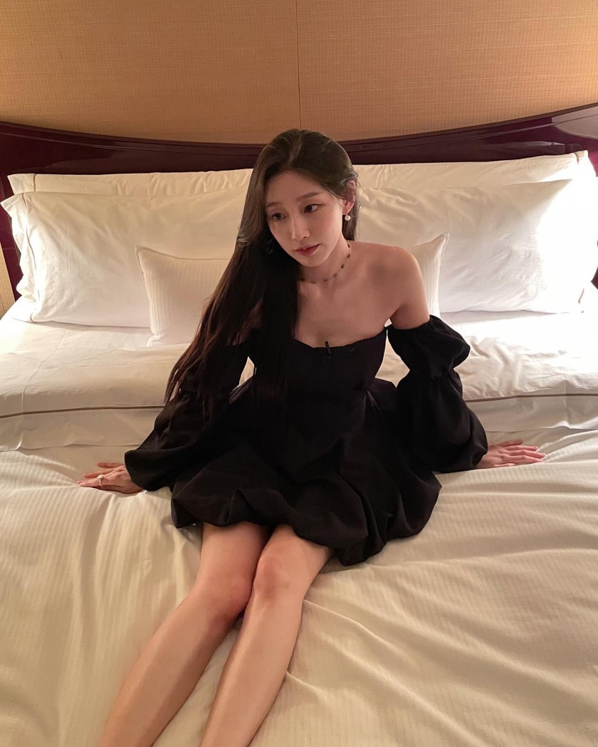 Ye-In is a black dress on Lovelyz's bed