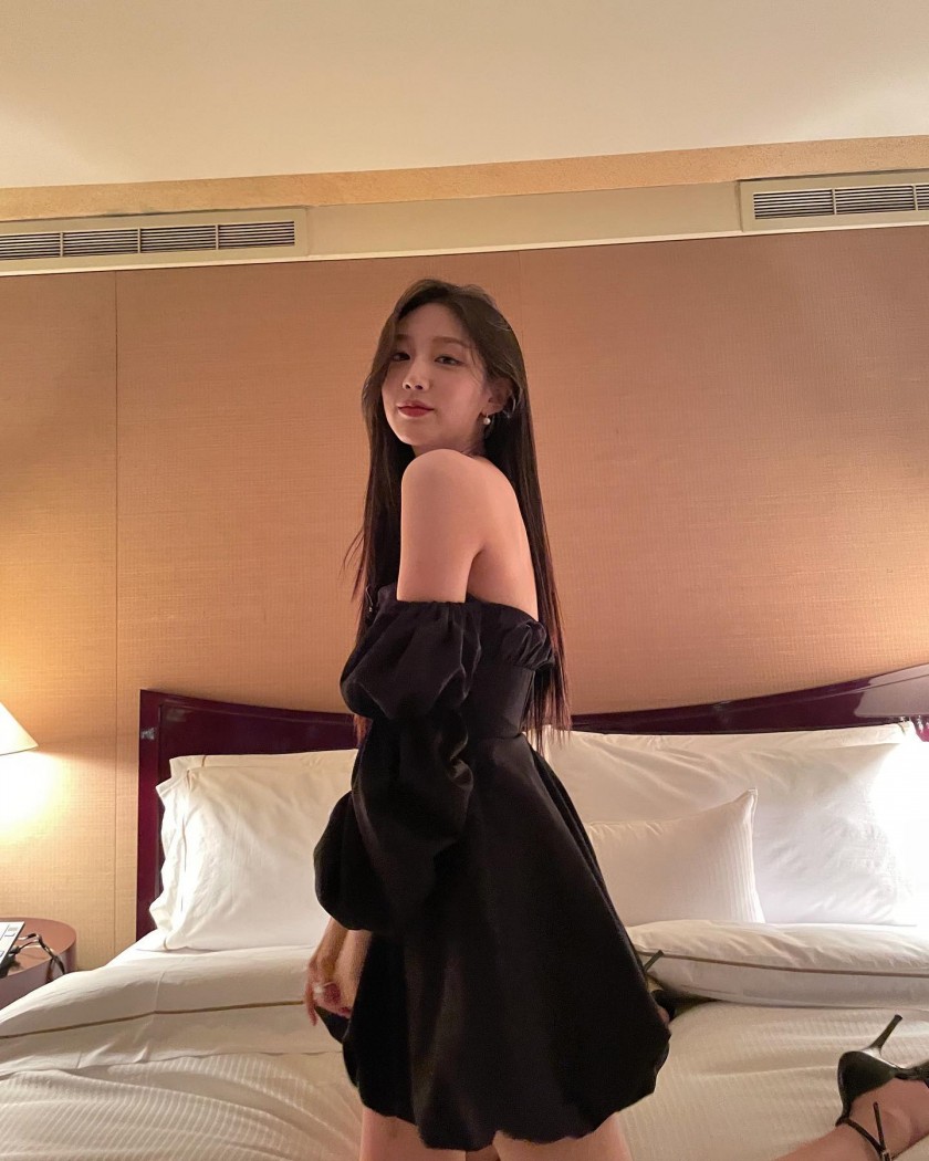 Ye-In is a black dress on Lovelyz's bed