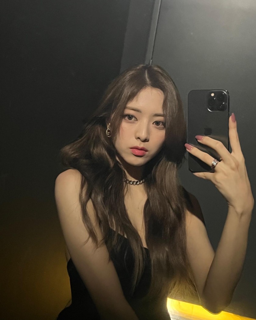 ITZY Yuna's Instagram selfie