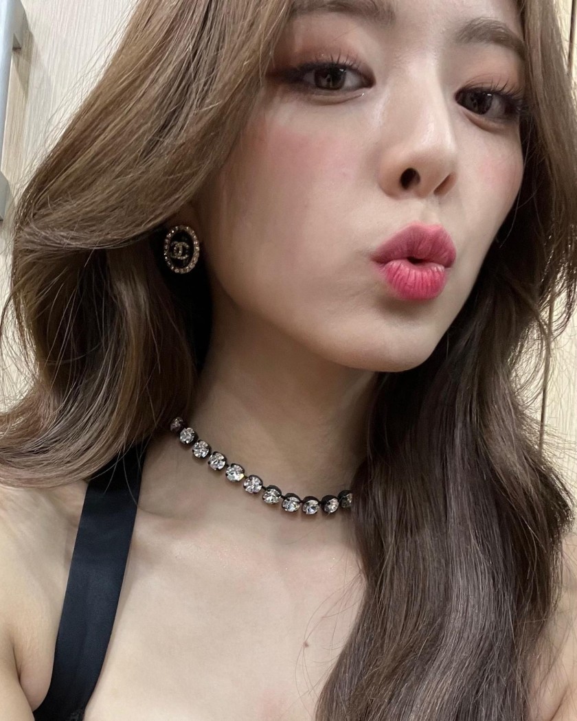 ITZY Yuna's Instagram selfie