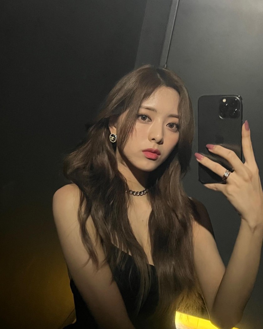 ITZY Yuna's Instagram selfie