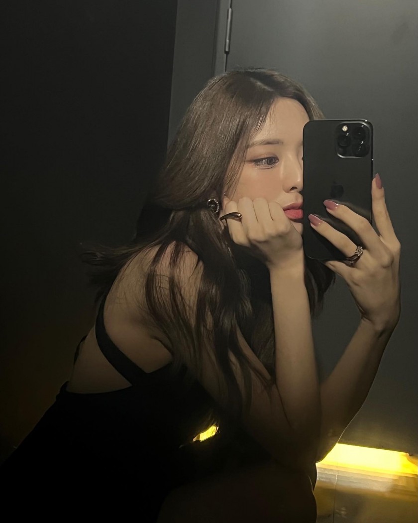 ITZY Yuna's Instagram selfie