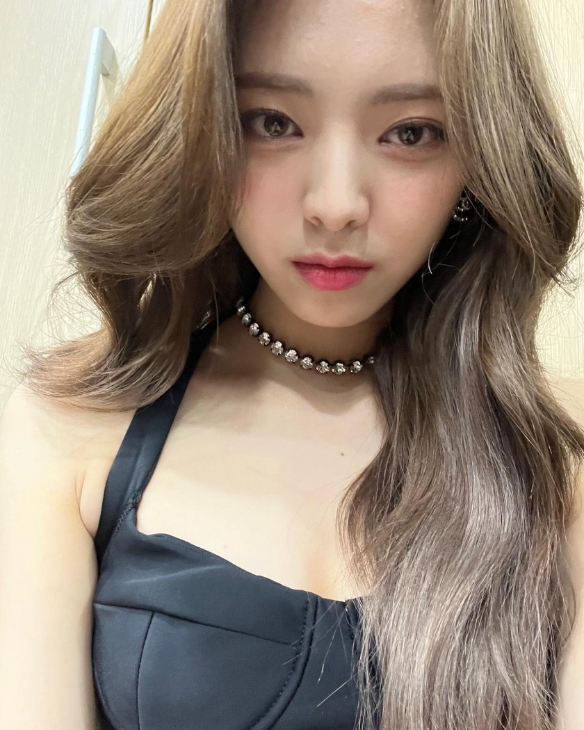 ITZY Yuna's Instagram selfie