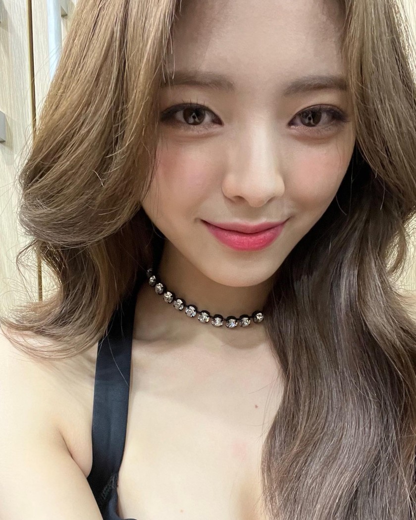 ITZY Yuna's Instagram selfie