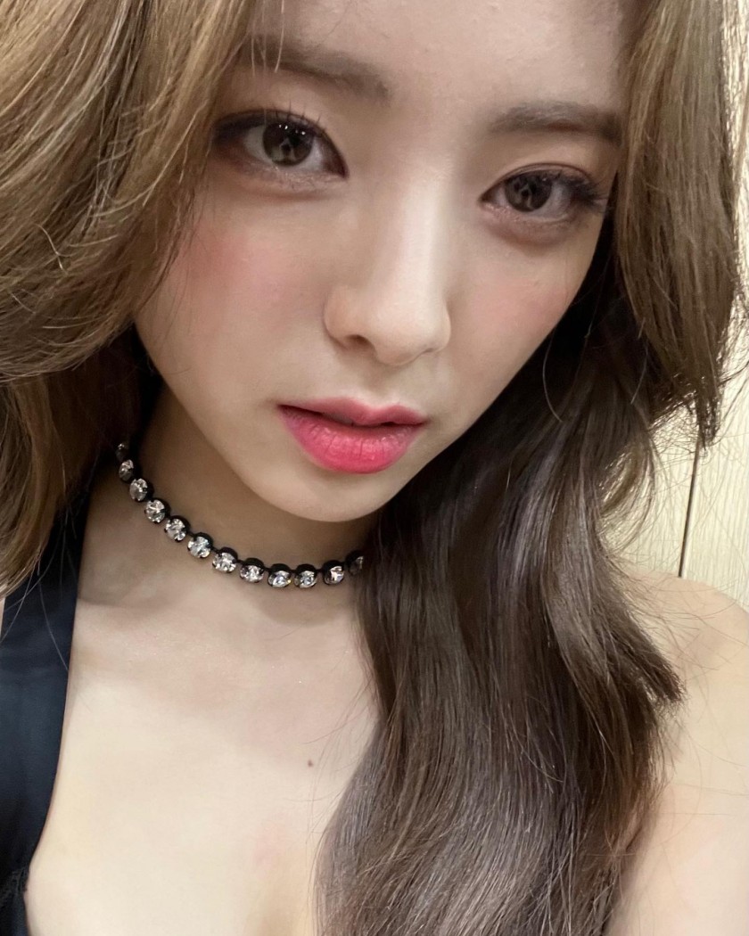 ITZY Yuna's Instagram selfie