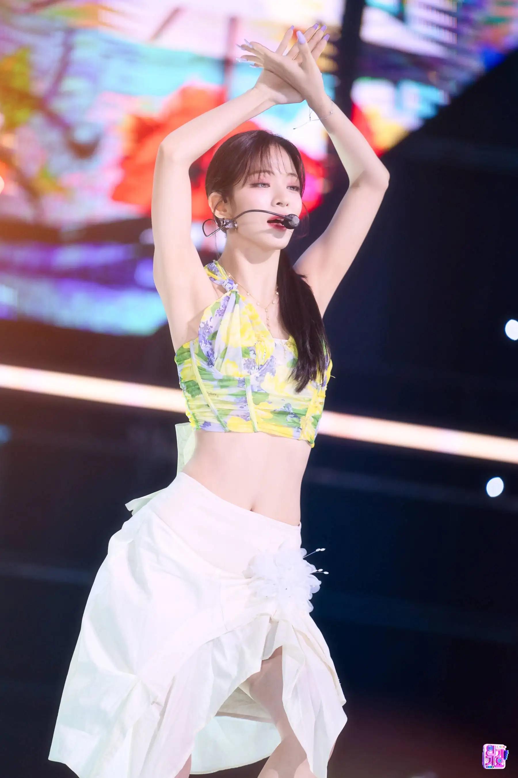 Chaeyoung's legendary waist, which is a hot issue these days