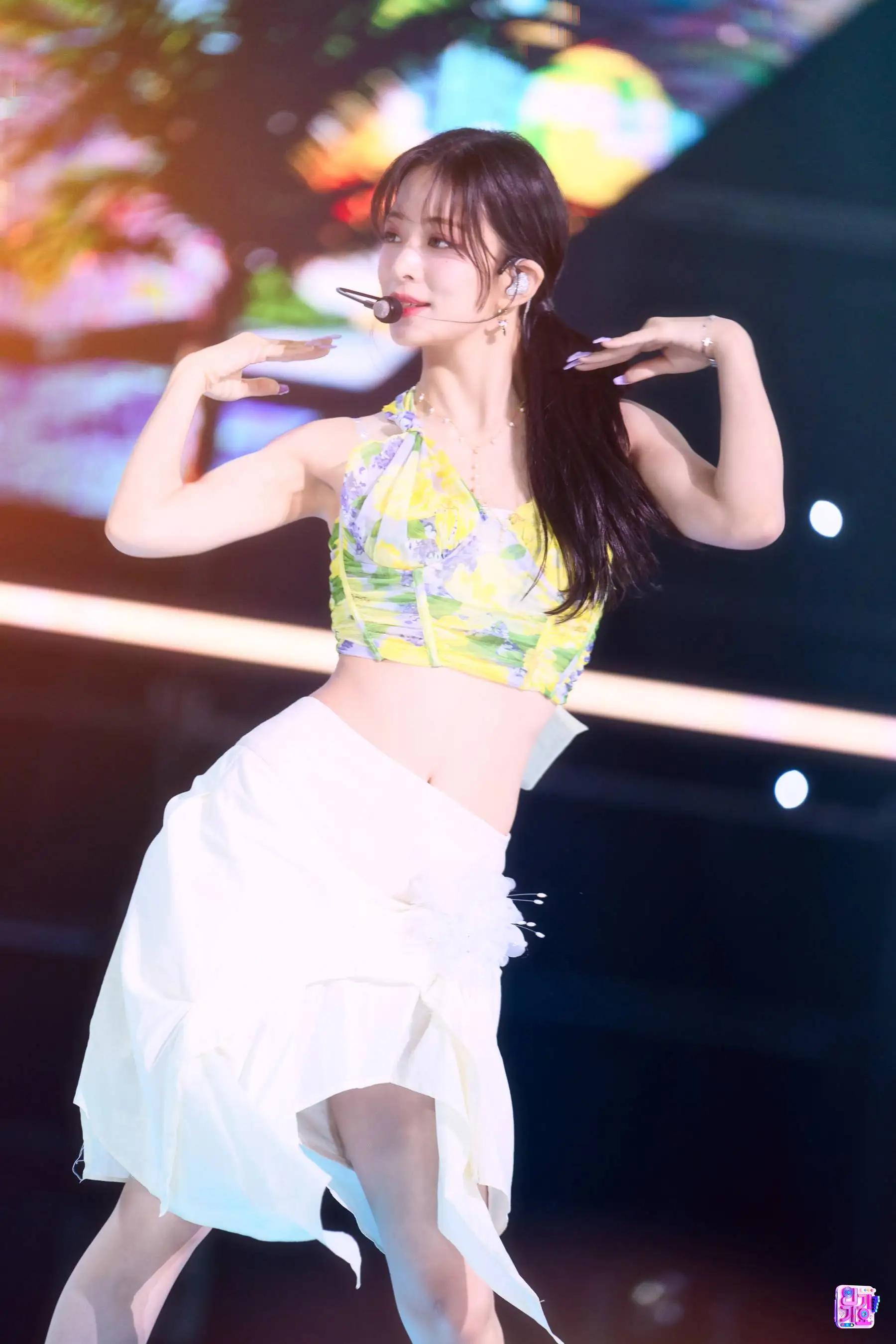 Chaeyoung's legendary waist, which is a hot issue these days