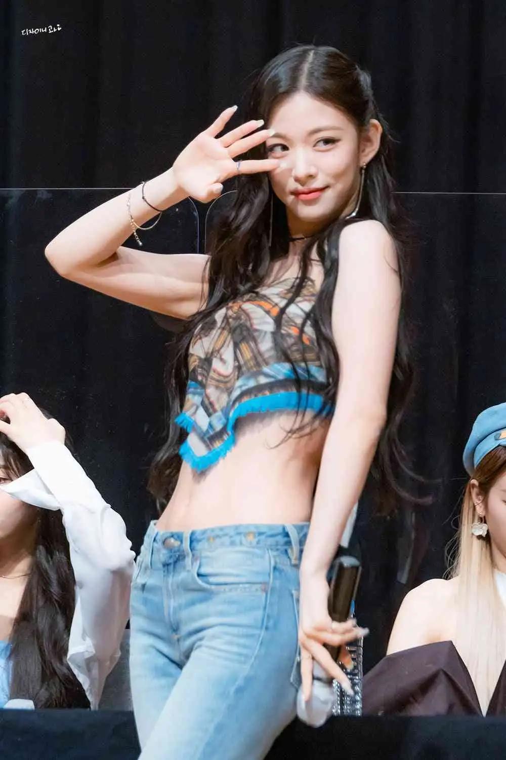 Chaeyoung's legendary waist, which is a hot issue these days