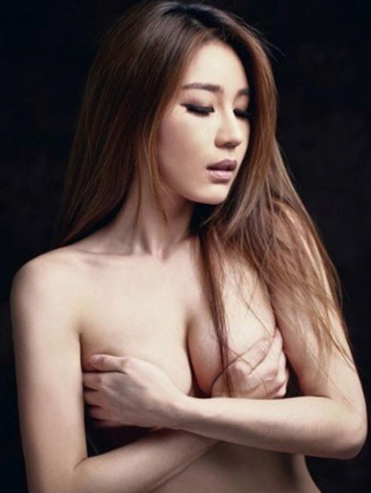 Park Sihyun's muscular bikini hand-bra shot