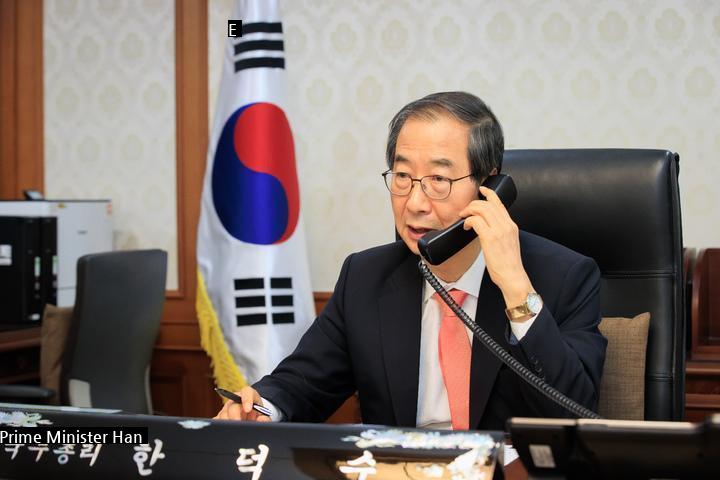 Han Deok-soo hurriedly talks to Hwang Kyo-ahn at this time