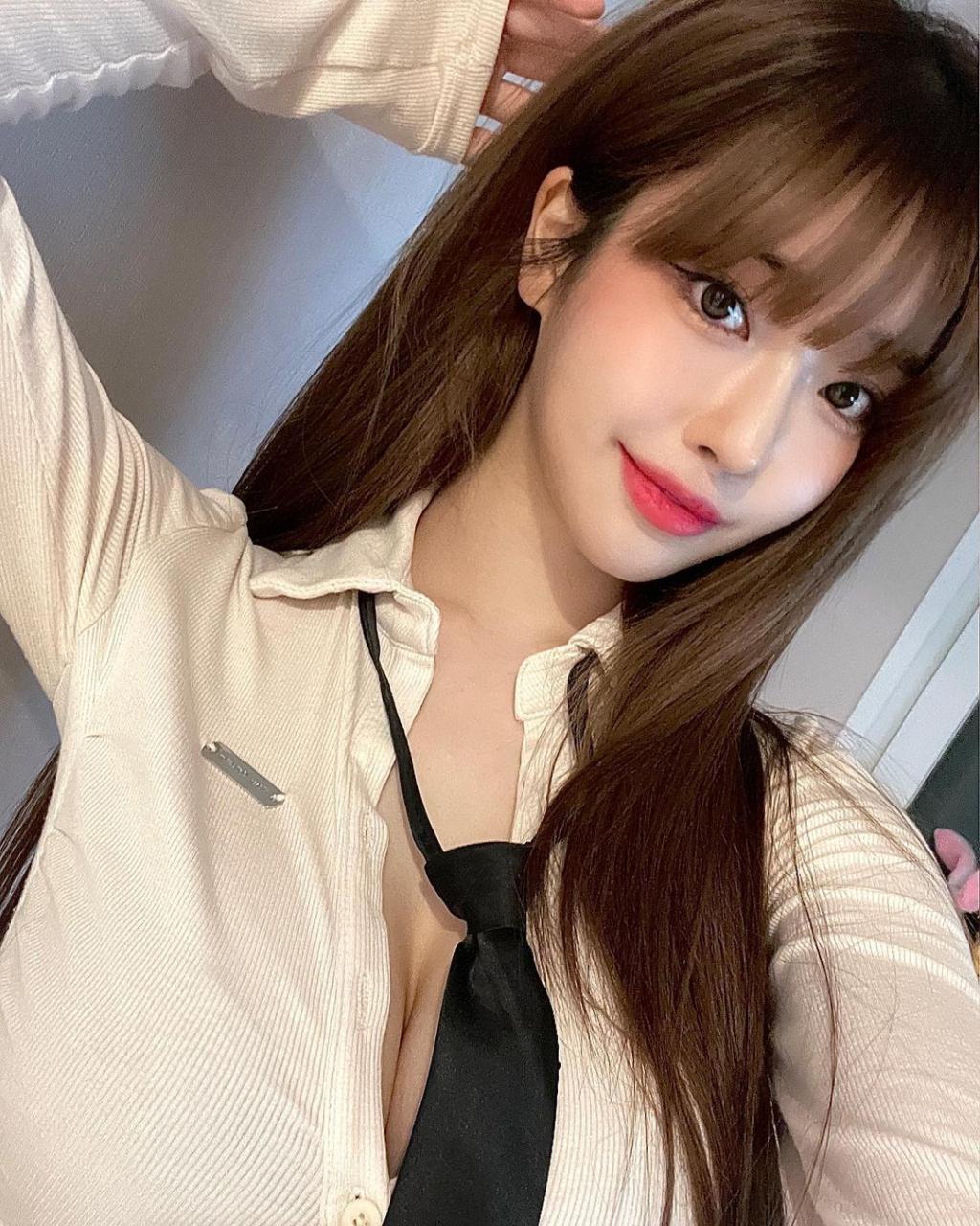 A close school uniform look on Seyeon's Instagram