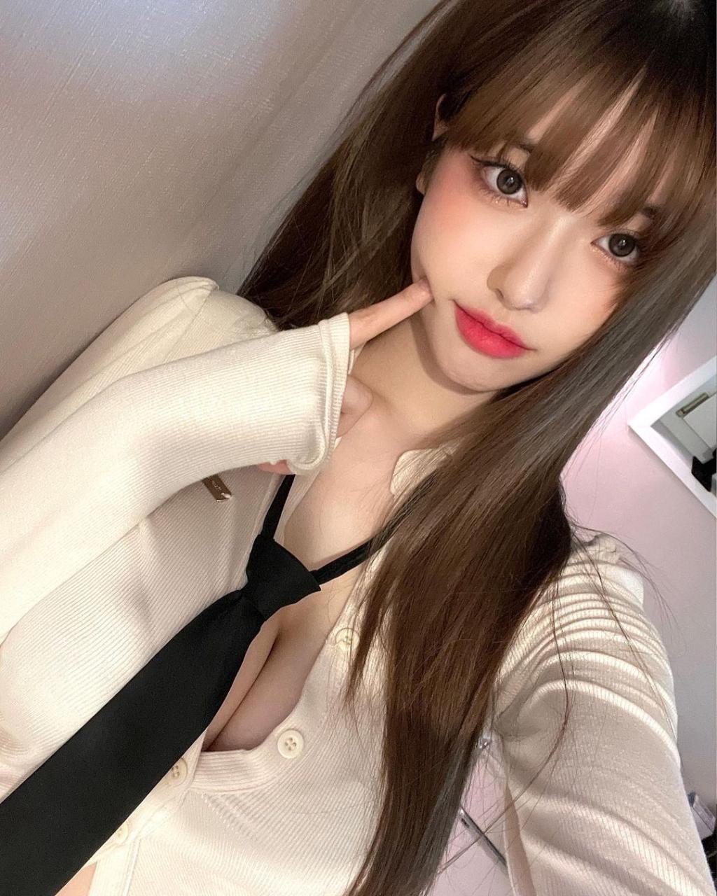 A close school uniform look on Seyeon's Instagram