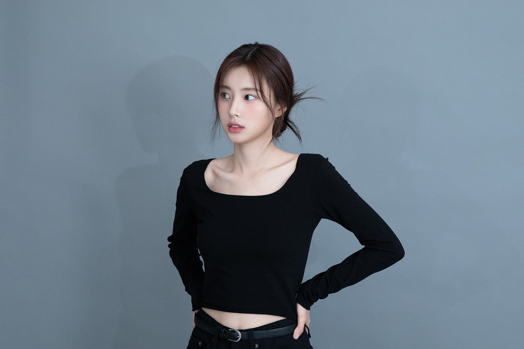 Kang Hyewon wearing a black cropped T-shirt