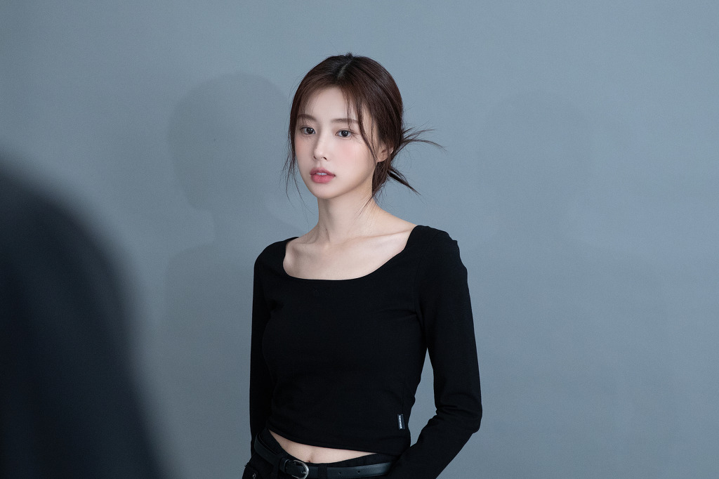 Kang Hyewon wearing a black cropped T-shirt