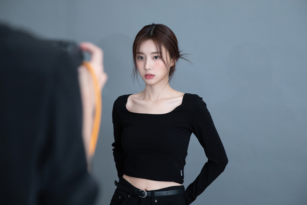 Kang Hyewon wearing a black cropped T-shirt